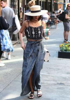 Vanessa Hudgens feet photo thumbnail