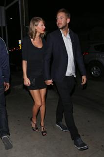 Taylor Swift feet photo thumbnail