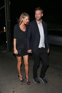 Taylor Swift feet photo thumbnail