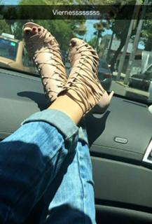 Laura González feet photo thumbnail