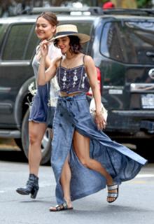 Vanessa Hudgens feet photo thumbnail