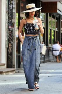 Vanessa Hudgens feet photo thumbnail