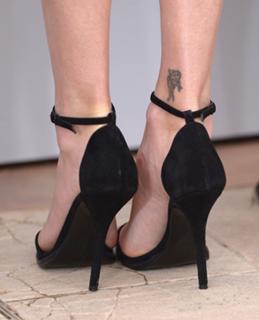 Charlize Theron feet photo thumbnail