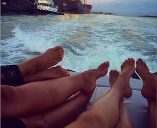 Adriane Galisteu feet photo thumbnail