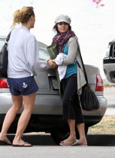 Vanessa Hudgens feet photo thumbnail