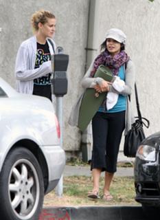Vanessa Hudgens feet photo thumbnail