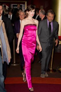 Anne Hathaway feet photo thumbnail