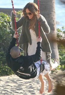 Jennifer Lopez feet photo thumbnail