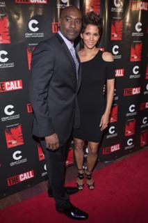 Halle Berry feet photo thumbnail