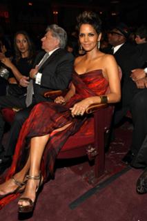 Halle Berry feet photo thumbnail