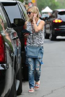 Kate Hudson feet photo thumbnail