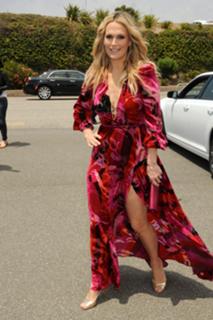 Molly Sims feet photo thumbnail