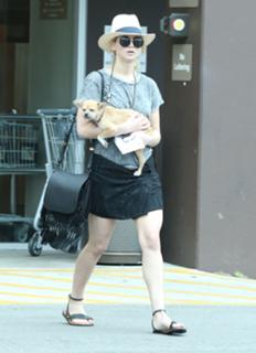 Jennifer Lawrence feet photo thumbnail