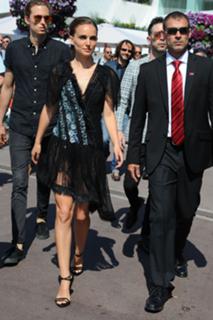 Natalie Portman feet photo thumbnail