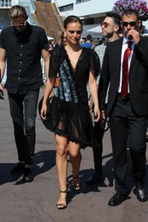 Natalie Portman feet photo thumbnail