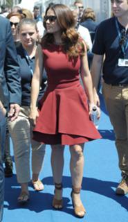 Salma Hayek feet photo thumbnail