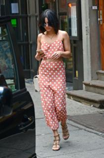 Vanessa Hudgens feet photo thumbnail