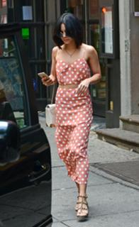 Vanessa Hudgens feet photo thumbnail