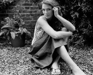 Delta Goodrem feet photo thumbnail