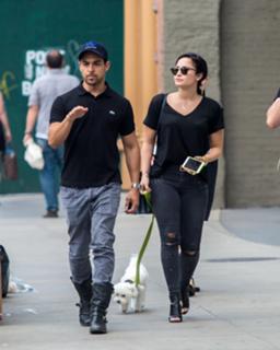 Demi Lovato feet photo thumbnail