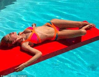 Doutzen Kroes feet photo thumbnail