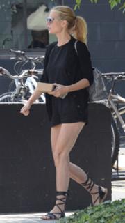 Gwyneth Paltrow feet photo thumbnail