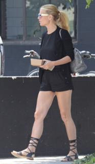 Gwyneth Paltrow feet photo thumbnail
