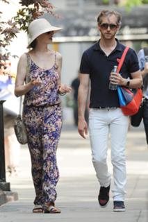 Anne Hathaway feet photo thumbnail