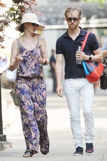 Anne Hathaway feet photo thumbnail