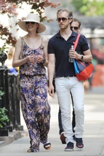 Anne Hathaway feet photo thumbnail