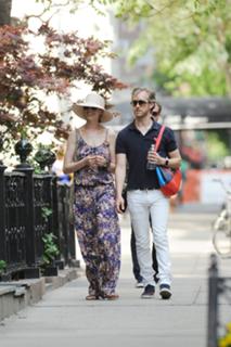 Anne Hathaway feet photo thumbnail