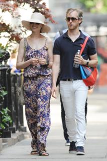 Anne Hathaway feet photo thumbnail