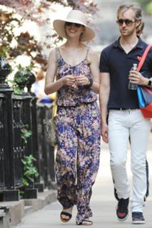 Anne Hathaway feet photo thumbnail