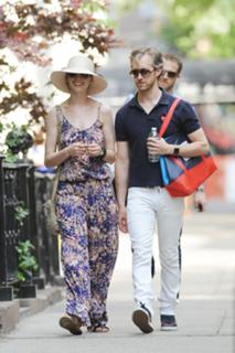 Anne Hathaway feet photo thumbnail