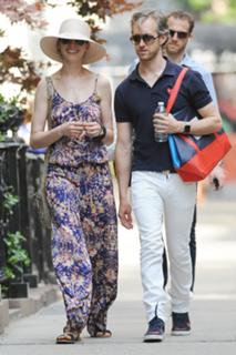 Anne Hathaway feet photo thumbnail