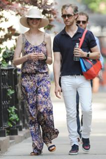 Anne Hathaway feet photo thumbnail