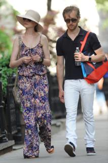 Anne Hathaway feet photo thumbnail