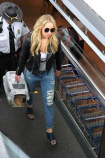 Jennifer Lawrence feet photo thumbnail