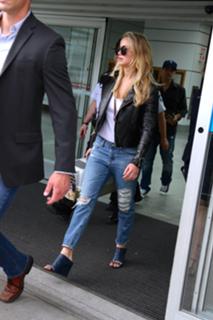 Jennifer Lawrence feet photo thumbnail