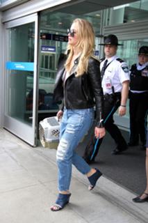 Jennifer Lawrence feet photo thumbnail