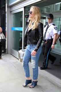 Jennifer Lawrence feet photo thumbnail