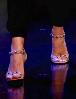 Mariska Hargitay feet photo thumbnail