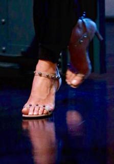 Mariska Hargitay feet photo thumbnail
