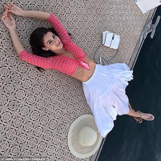 Jessica Lowndes feet photo thumbnail