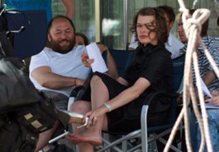 Milla Jovovich feet photo thumbnail