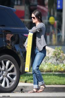 Rachel Bilson feet photo thumbnail