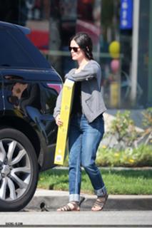 Rachel Bilson feet photo thumbnail
