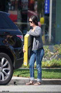 Rachel Bilson feet photo thumbnail