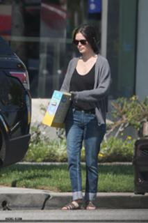 Rachel Bilson feet photo thumbnail