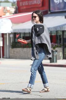 Rachel Bilson feet photo thumbnail